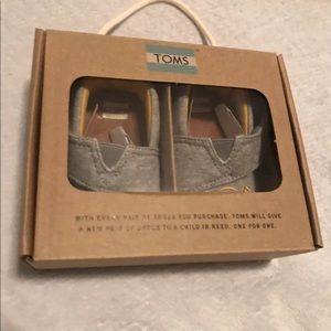 Tom’s baby crib shoes size 3